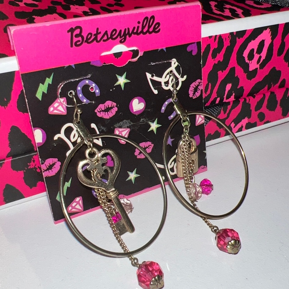 Betsey Johnson BETSEYVILLE Gold and Pink Lock and Key Dangle Earrings🔐🎀